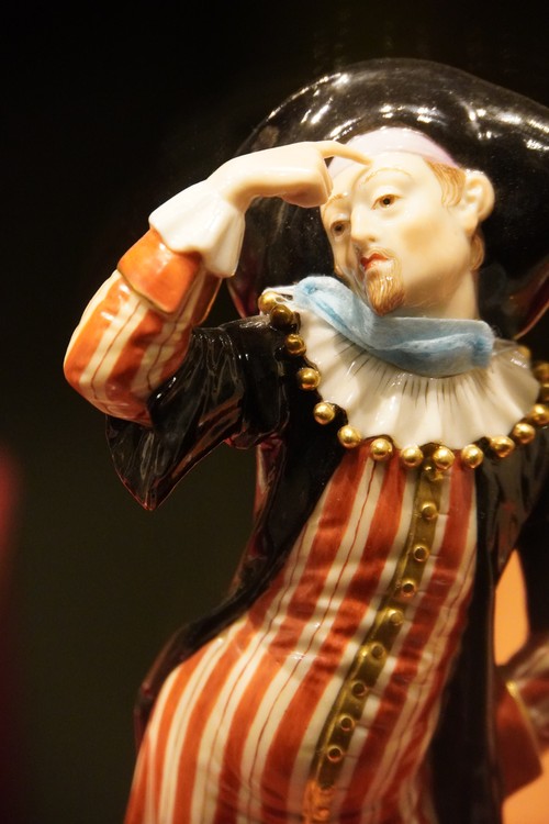 Barock-artige Porzellanfigur mit Maske
