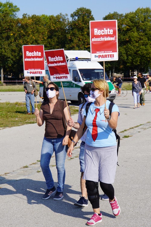 Die Partei. Gegenprotest bei Querdenken-Demo. Rechte einschränken