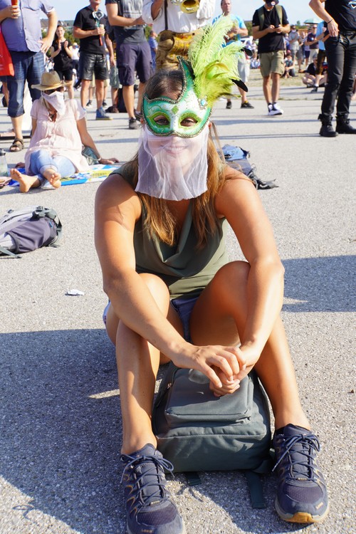 Maske aus durchsichtigem Stoff, Federn. Querdenken-Demo