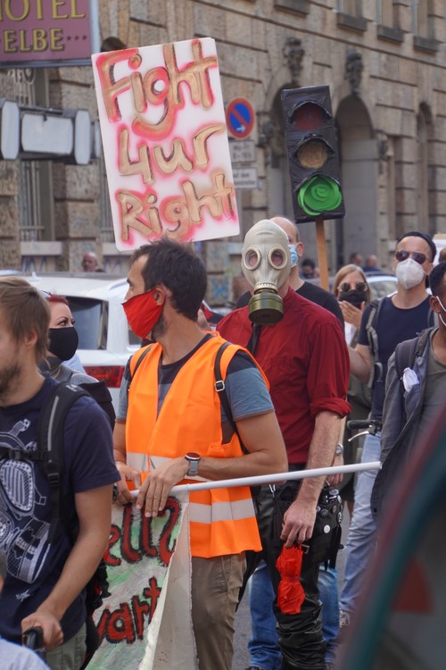 Fight 4ur Right. Gasmaske. Warnweste. Ampel. Demo Öffnet die Bordelle