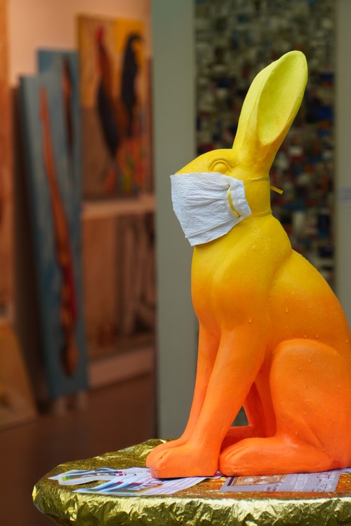 Hasenfigur mit Maske vor Kunst-Galerie Art Dortmund, Hansaplatz