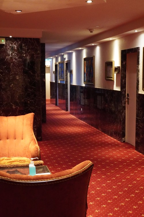 Hotel-Sitze mit Desinfektionsmittel