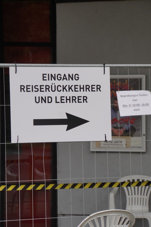 Testzentrum im Theater am Marientor. Eingang Reiserückkehrer und Lehrer. Pfeil. Beprobungen