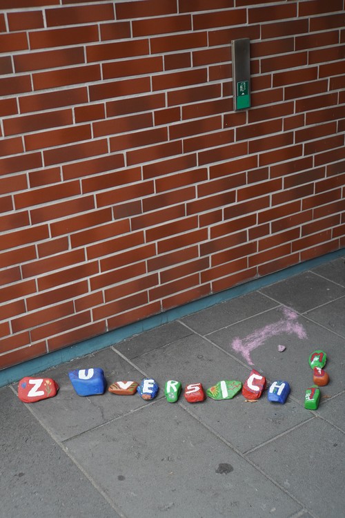 Karmel Begegnungsstätte. Zuversicht, Mut, Steine, Kunst