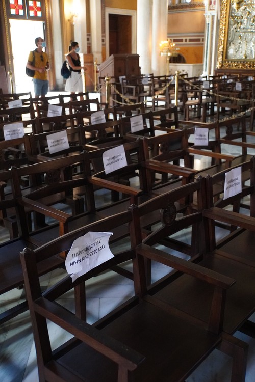 Gesperrte Sitze in Kirche, Masken