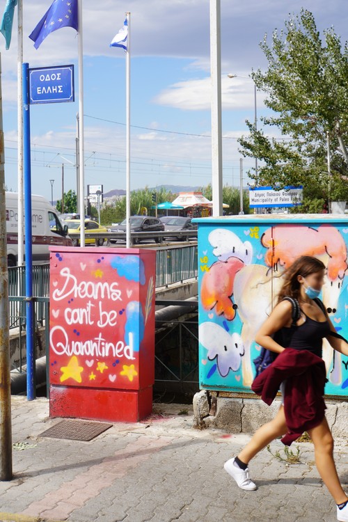 Dreams can't be quarantined Graffiti. Maske, Europa-Flagge, Pferd