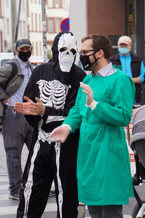 Skelett-Kostüm, Arztkittel, Handschuhe, Maske. Demo Die Linke