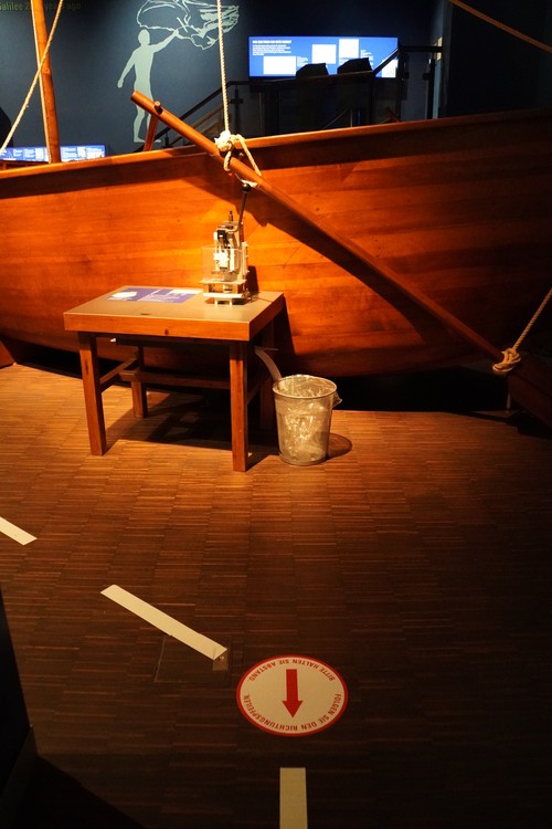 Bibelhaus Museum. Richtungspfeil am Boden. Boot