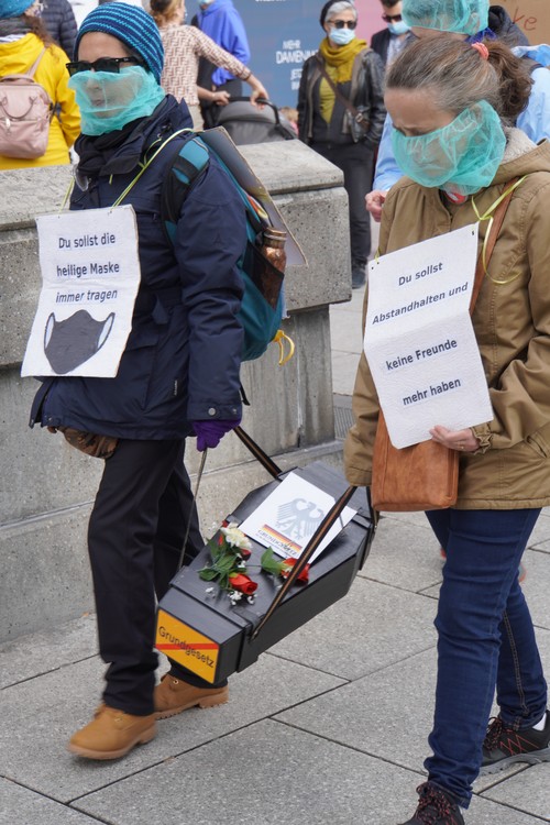 Demo Querdenken 69, 'Nicht unsere Normalität'. Zeil. Du sollst die heilige Maske immer tragen. Sarg mit Grundgesetz. Du sollst Abstandhalten und keine Freunde mehr haben