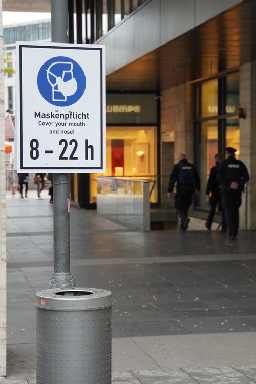 Polizei. Maskenpflicht. Cover your mouth and nose