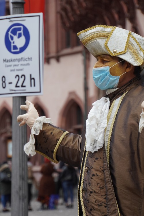 Maskenpflicht. Cover your mouth and nose. Kostümiert und geschminkt mit Maske. Barock. Römerberg