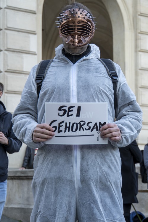 Widerstand 4.0 Demo Opernplatz. Sei gehorsam. Maske. Schutzanzug