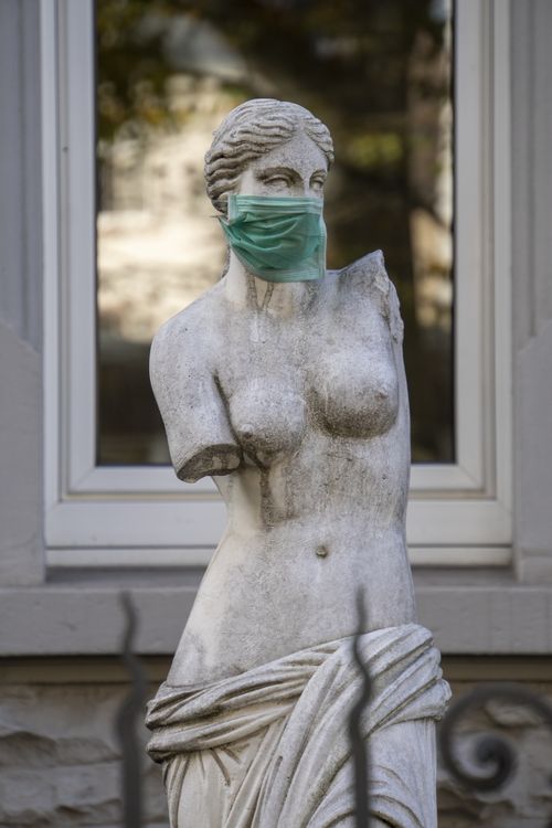 Statue mit Maske im Vorgarten, Nähe Haltestelle Höhenstraße