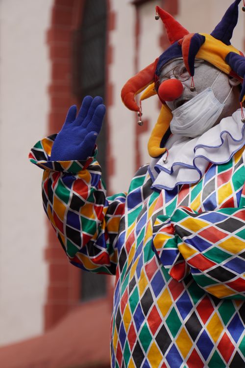 Clown Straßenkünstler mit Maske. Römerberg