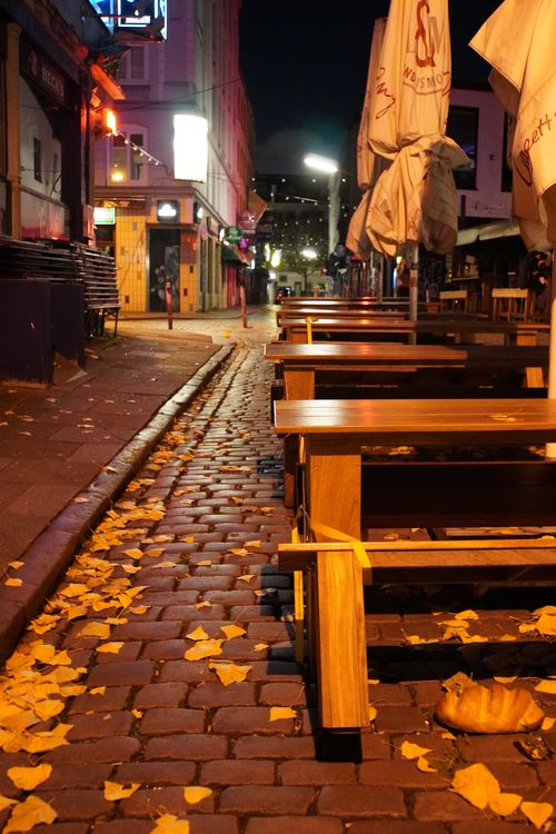 Gesperrte Tische bei Reeperbahn. Stadtansicht