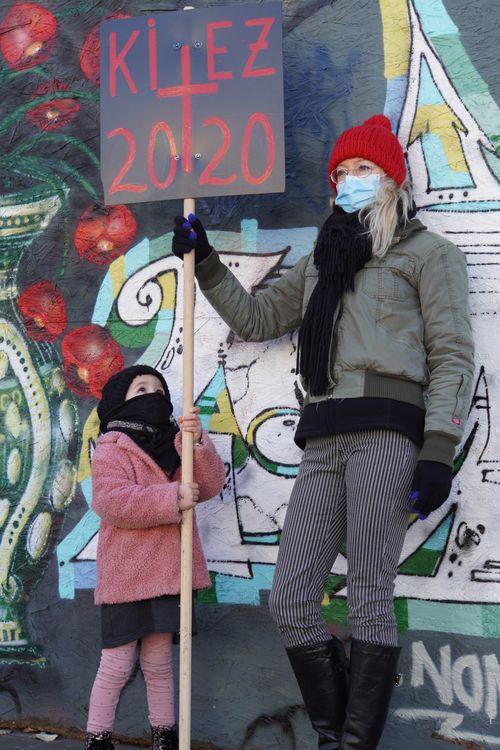 Kiez 2020. Demonstration, Protest. Maske. Kind. Graffiti. Hashtag MahnwacheFürDenKiez