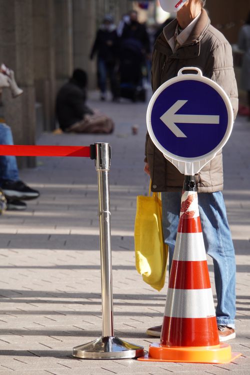Richtungspfeil, Passant mit Maske, Anstellen/ Schlange, Absperrung
