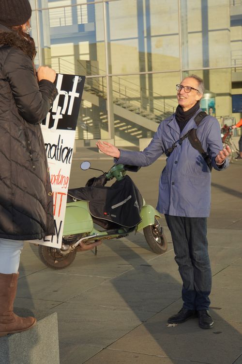 Die Frau sagt, sie ist Risikogruppe, und setzt sich ein für besseres Distanzlernen ihrer Kinder. Der Mann sagt, er arbeite an einem christlichen Projekt für Obdachlose, und wolle ihr etwas erzählen, dass ihr die Angst nimmt.
