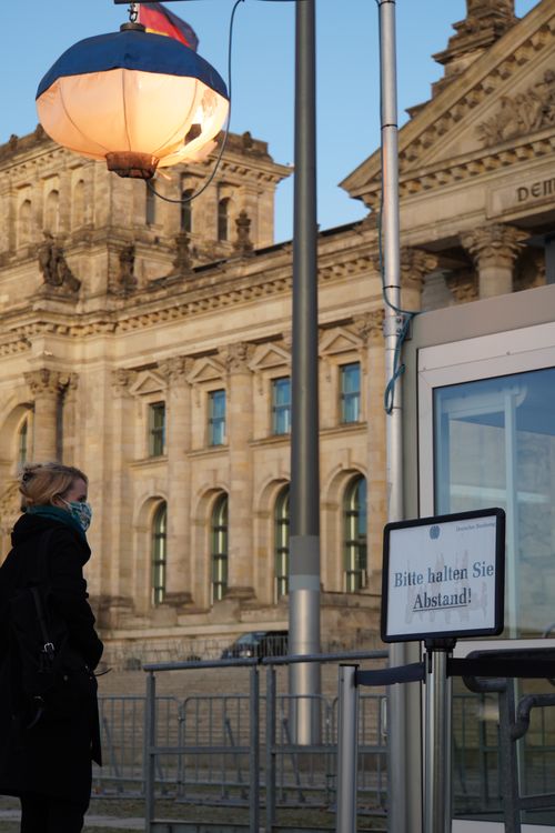 Bitte halten Sie Abstand am Bundestag. Maske
