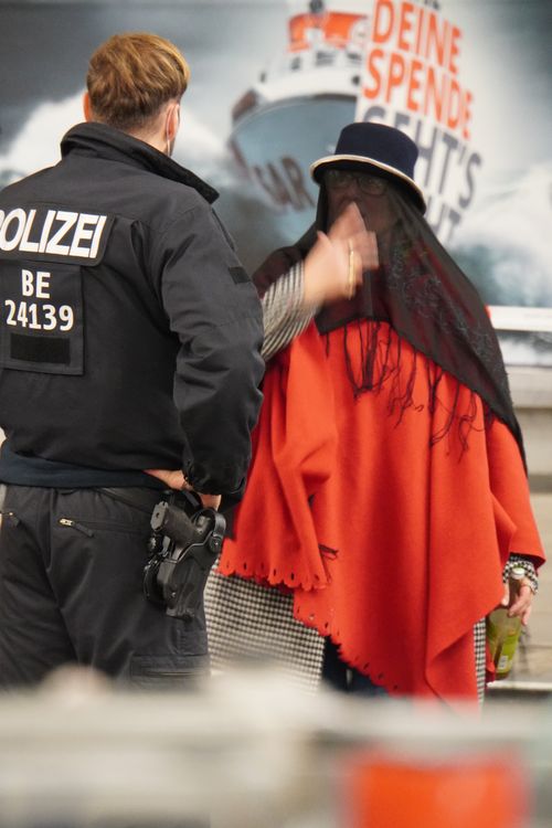 Masken/ Maskenbefreiungs-Attest-Prüfung am Rande der Querdenken Demo Alexanderplatz. Netz-Maske