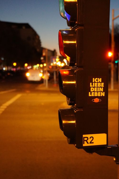 Ich liebe dein Leben Sticker. Maske. Ampel, Kreuzung, Abends
