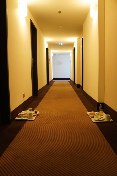 Frühstück im Hotel während Lockdown nur via Tablett, welches man sich zum Zimmer nimmt