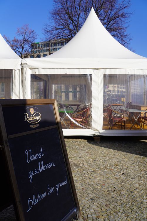 Zelt, Lockdown, geschlossenes Cafe. Radeberger. Vorerst geschlossen, bleiben Sie gesund. Kreideschild