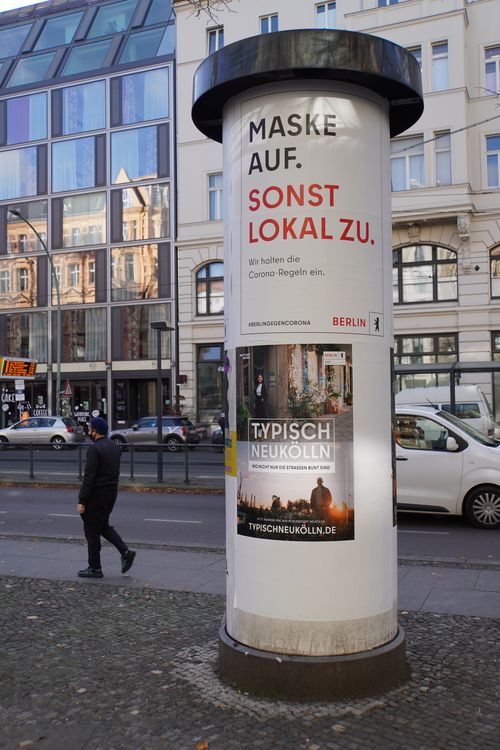 Maske auf. Sonst Lokal zu. Wir halten die Corona-Regeln ein. BerlinGegenCorona. Litfaßsäule. Typisch Neukölln