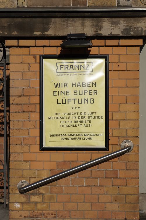 Frannz Club. Wir haben eine Super-Lüftung. Die tauscht die Luft mehrmals in der Stunde gegen beheizte Frischluft aus