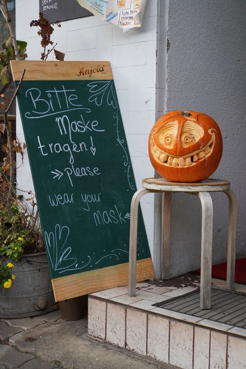 Bitte Maske tragen. Kürbis, Halloween, Kreidetafel