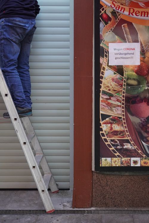 Wegen Corona vorübergehend geschlossen. Arbeiten auf Leiter