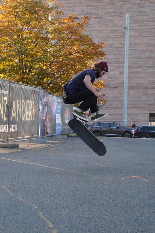 Skateboard. Boden Abstands- und Wegmarkierungen. Gans Ganz Anders Variete Theater