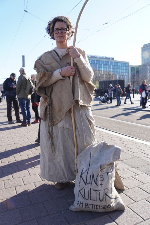 Querdenken Demo Augustusplatz. Kunst und Kultur am Bettelstab