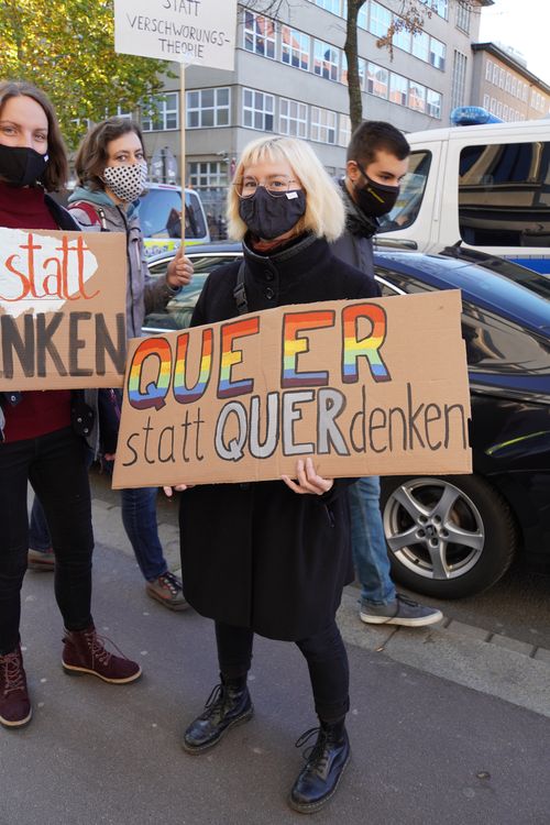 Gegendemonstranten. Queer statt Querdenken
