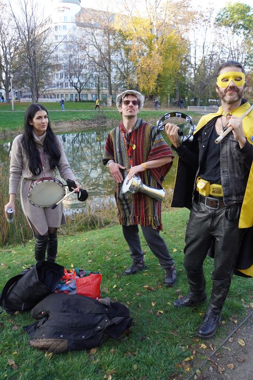 Querdenken Demo. Captain Future, Musik, Trommeln, Park