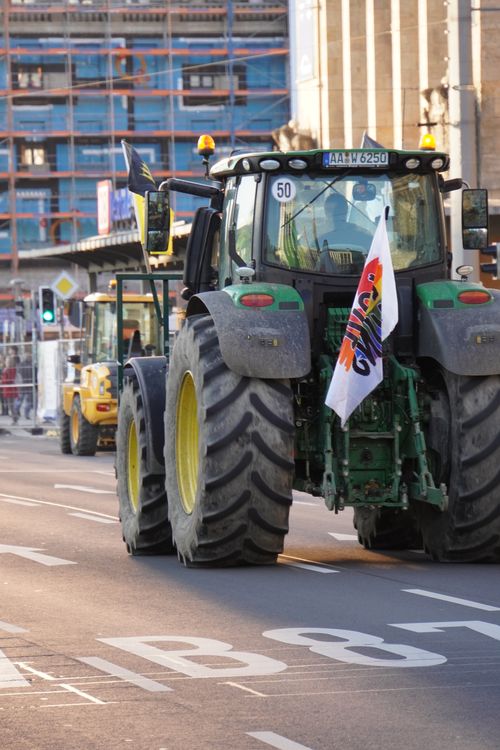 Am Tag der Querdenken Demo. Traktor mit Herz/ Regenbogen Flagge. Bei Hauptbahnhof