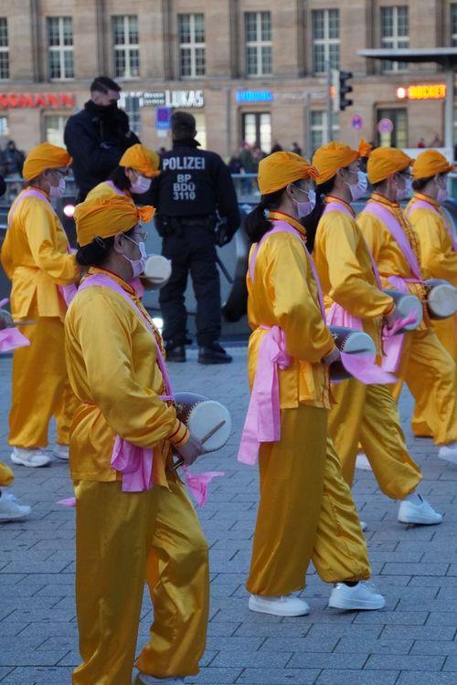 Falung Gong/ Dafa, Trommeln, Tanz, Protest. Polizei. Nähe Hauptbahnhof
