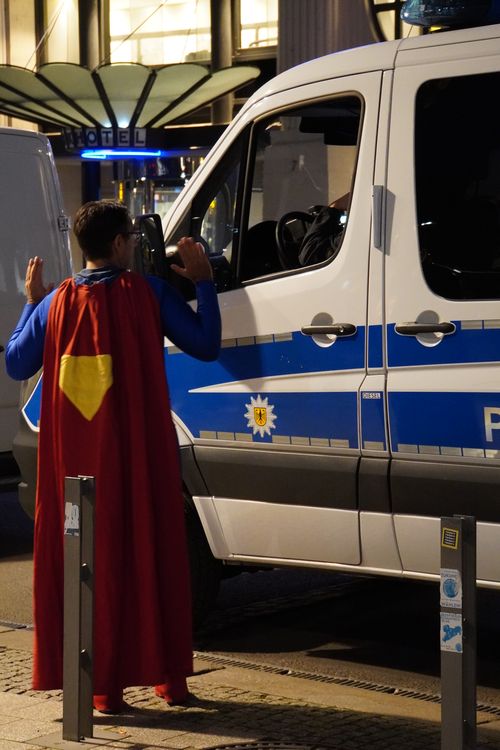 Am Tag der Querdenken Demo. Polizei, Superman