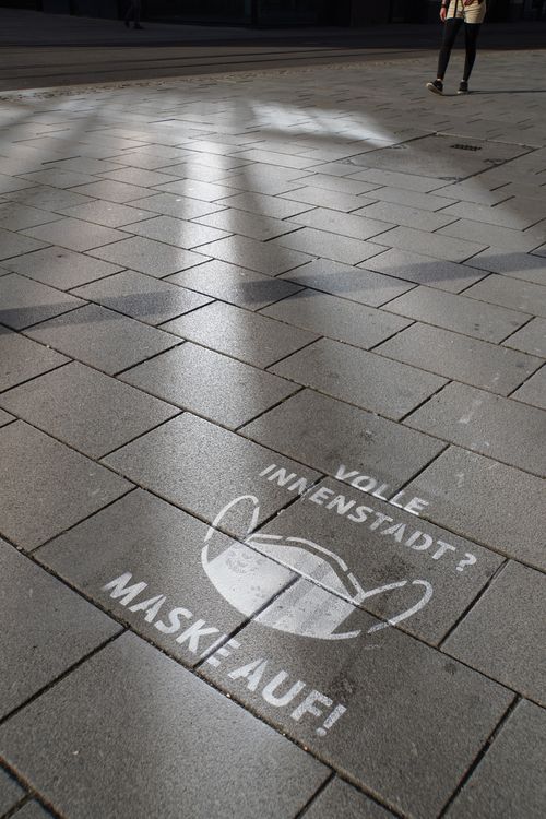 Volle Innenstadt? Maske auf. Gesprayt/ gezeichnet am Boden