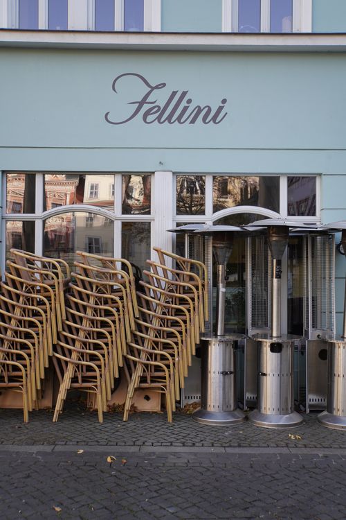 Fellini Restaurant, Stühle gestapelt im Lockdown. Heizstrahler/ Heizpilze