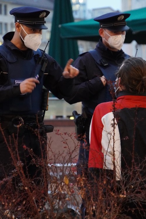 Maskenkontrolle. Polizei. Hauptwache