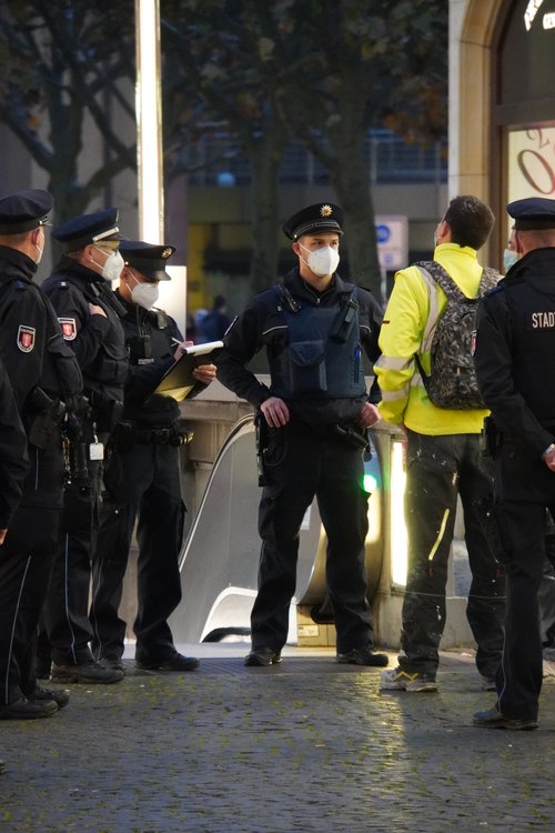 Polizei bei Maskenkontrolle. Nähe Hauptwache