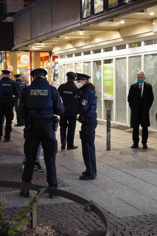 Polizei bei Maskenkontrolle, begleitet von Oberbürgermeister Peter Feldmann. Liebfrauenstraße