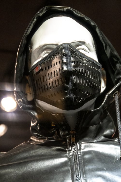 Ruff Gear Frankfurt. Schaufensterpuppen mit Maske
