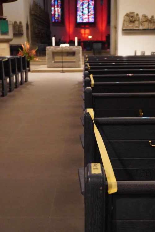 Sitzplatzsperrung, Abstand in Kirche. Religion