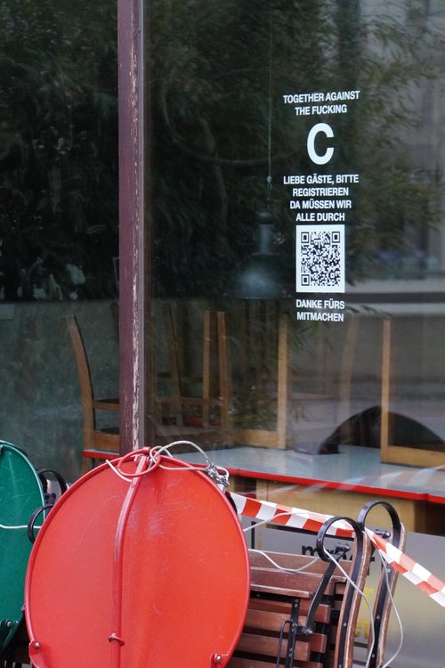 Together against the f*cking C (Corona). Liebe Gäste, bitte registrieren. QR-Code. Flatterband. Geschlossen im Lockdown