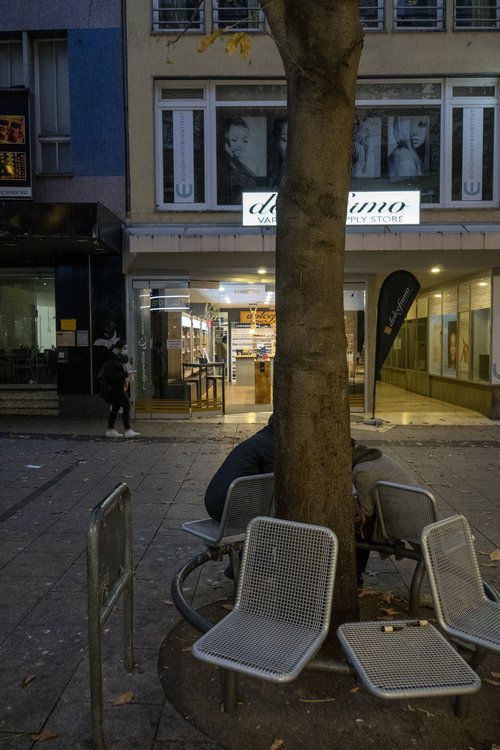 Ein Paar beim Take-Away-essen. Essen auf Stuhl platziert. Lockdown, Gastronomie