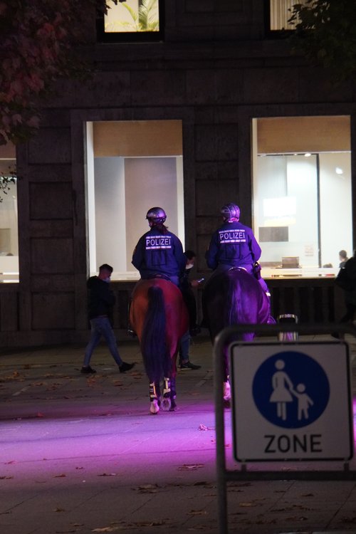 Polizei auf Pferden. Königsstraße. Maske
