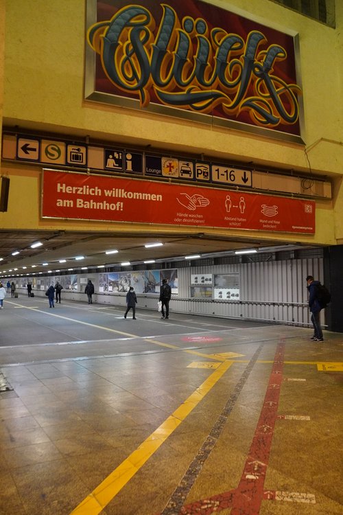 Glück-Graffiti Hauptbahnhof. Herzlich willkommen am Bahnhof. Hygienehinweise. Maskenpflicht, Abstand