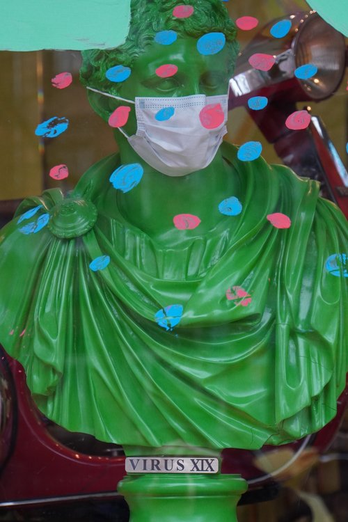 Virus XIX Caesaren-Statue/ Büste mit Maske im Friseurladen Obscura Glauburgstraße